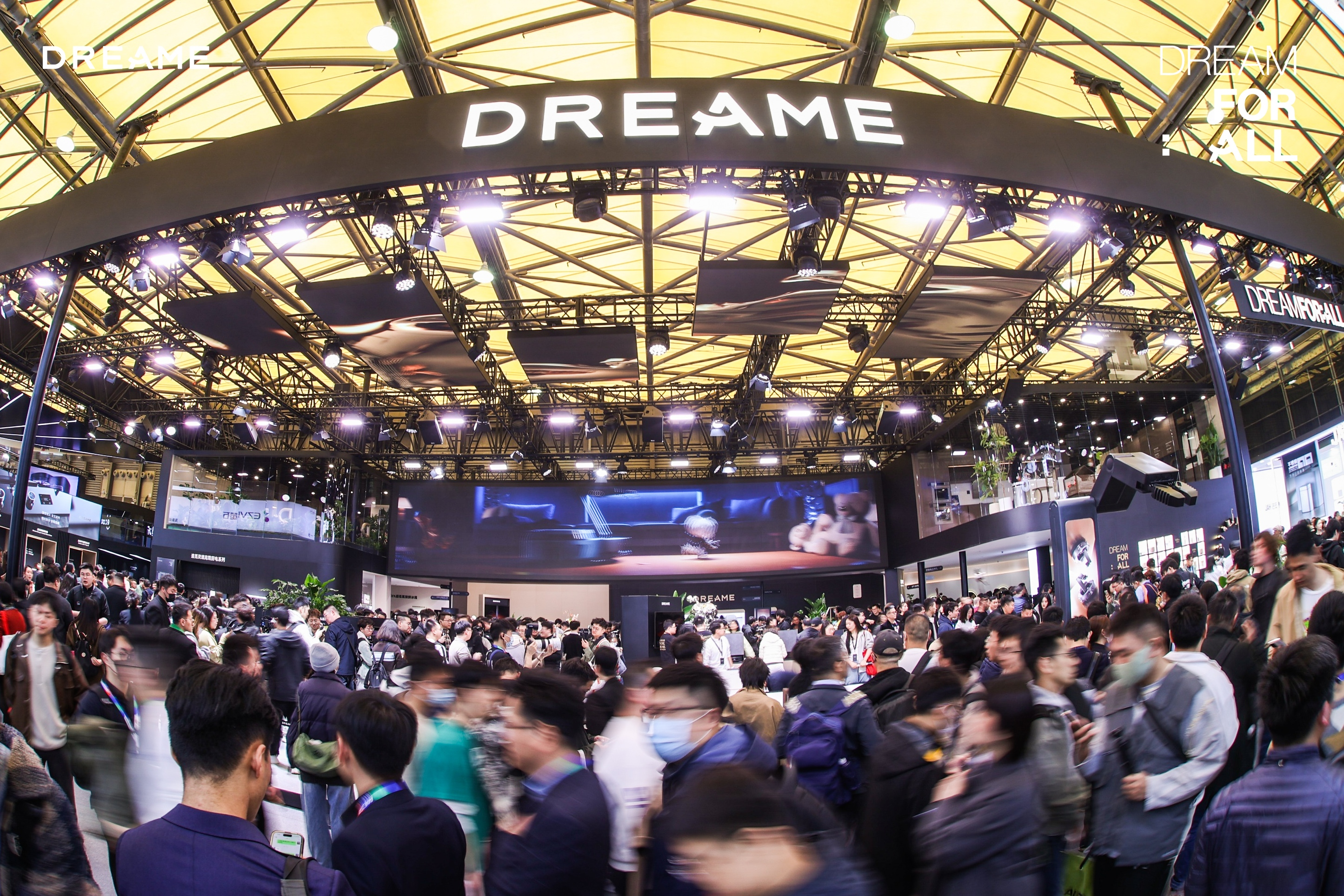 追觅科技亮相AWE2025：技术复利驱动全生态战略