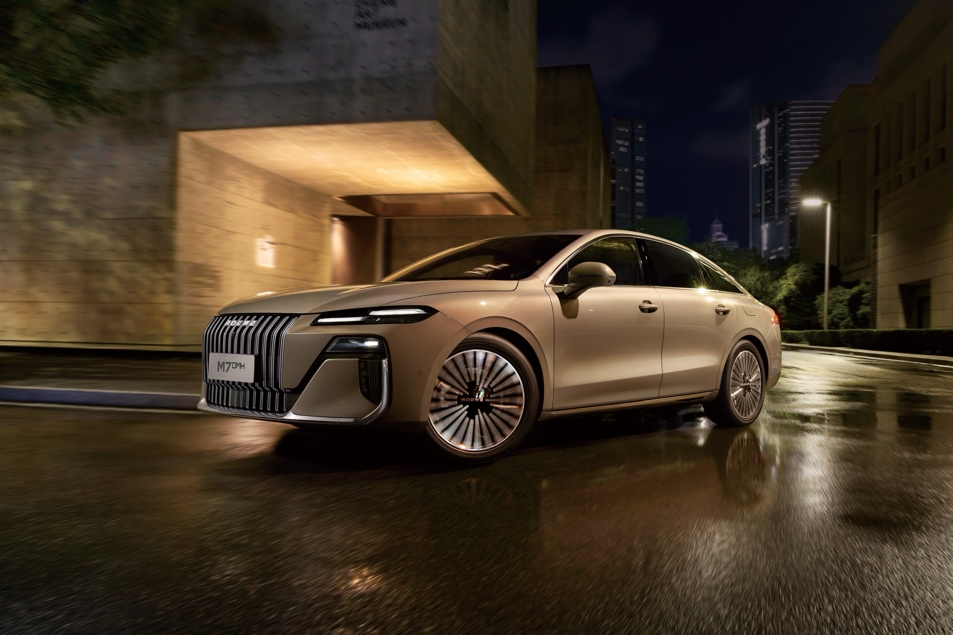 豪车实力平价卖？荣威M7 DMH用高规格演绎“B级王炸”！