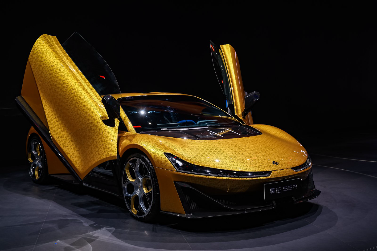 云纹鎏金，驭见东方，广汽昊铂SSR云纹金高定版全球首发，中国超跑文化迈入新纪元...